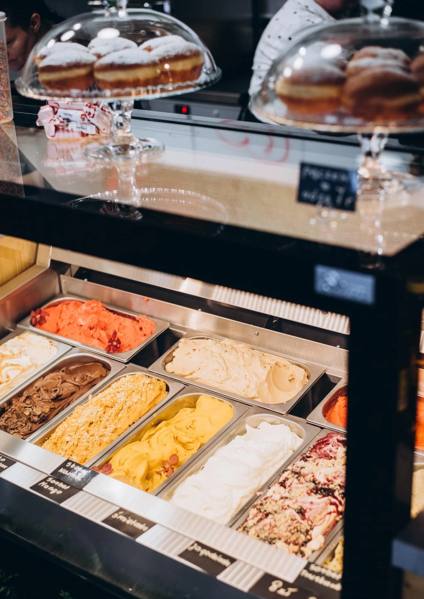 Zbliżenie na kolorowe lody gałkowe w chłodni Kawiarni Harmonia